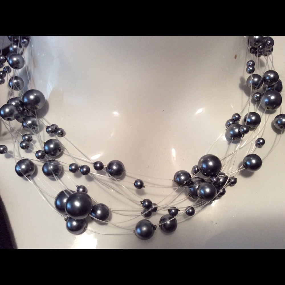 Illusion floating pearl necklace